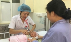 Mẹ uống thuốc nam, lá cây lợi sữa, bé sơ sinh nhập viện cấp cứu vì suy hô hấp