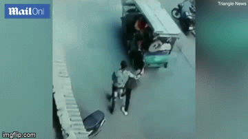 Video: Lạnh gáy khoảnh khắc hai người đàn ông “hứng trọn” đống gạch từ trên cao rơi xuống