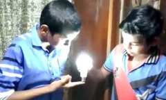 Lạ lùng với cậu bé 9 tuổi có khả năng dùng da thắp sáng bóng đèn