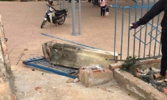 Điều tra vụ cổng trường bất ngờ đổ sập, một học sinh lớp 4 tử vong