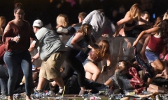 Đám đông la hét, giẫm đạp lên nhau trong vụ xả súng tại lễ hội âm nhạc Las Vegas
