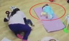 Video: Em bé 11 tháng tuổi tử vong vì bị bảo mẫu đè lên người ép ngủ trưa