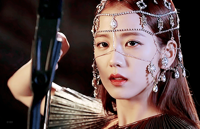 Điều gì khiến Jisoo lọt top trending toàn cầu Twitter ngay khi MV mới của Black Pink ra mắt?