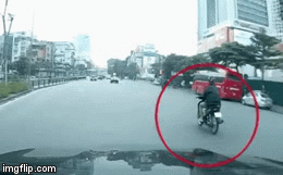 Buông một tay khi điều khiển xe, nam thanh niên bất ngờ lao vào ô tô chờ đèn đỏ