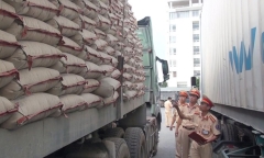 Tin tức tai nạn giao thông mới nhất hôm nay 20/7/2019: Bắt ô tô chở quá tải, lái xe đe dọa CSGT