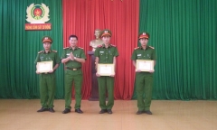 Tặng giấy khen 3 cảnh sát cơ động dũng cảm cứu người đuối nước