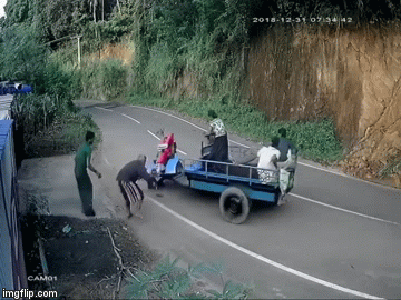 Video: Kinh hoàng xe máy kéo chở người quay nhiều vòng trên đường rồi lao xuống đèo