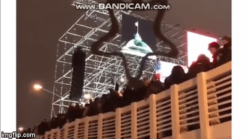 Video: Cầu tại Nga bất ngờ gãy đôi, đổ sập trong đêm đón năm mới