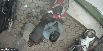 Video: Thanh niên bẻ khóa, trộm SH trong vài giây trên phố Hà Nội