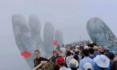 Thót tim cảnh du khách trèo ra ngoài lan can Cầu Vàng để tạo dáng chụp ảnh