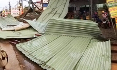Xuất hiện dông lốc, mưa đá ở Long An, mái tôn phòng trọ bị cuốn đi hàng chục mét