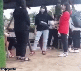 Phẫn nộ cảnh nữ sinh lớp 8 bị bạn tát liên tiếp 19 cái vào mặt