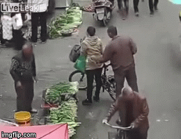 Video: Khó tin cảnh người đàn ông dùng đũa gắp trộm điện thoại trên phố