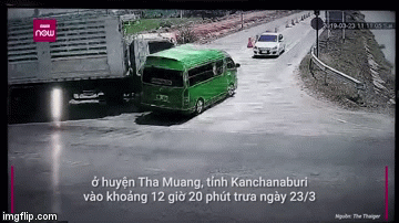 Video: Khoảnh khắc xe tải đâm, kéo lê xe khách khiến 5 lao động Việt thiệt mạng tại Thái Lan