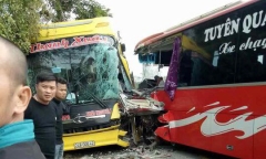 2 xe khách đấu đầu trên quốc lộ, tài xế gãy chân