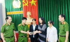 Hai phụ nữ trả lại túi tiền 120 triệu nhặt được tại bến xe buýt