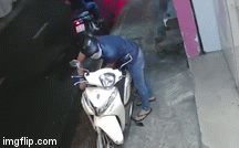 Video: Sững sờ cảnh tên trộm mất đúng 10 giây để bẻ khóa xe SH ở TP.HCM