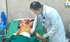 Cứu sống nam công nhân bị cưa cắt sâu ngang bụng dài hơn 20cm