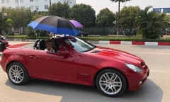 Thanh niên “cưỡi” Mercedes mui trần, che ô giữa ngày Hà Nội nóng đỉnh điểm