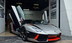 Siêu xe Lamborghini Aventador rực rỡ xuống phố du xuân