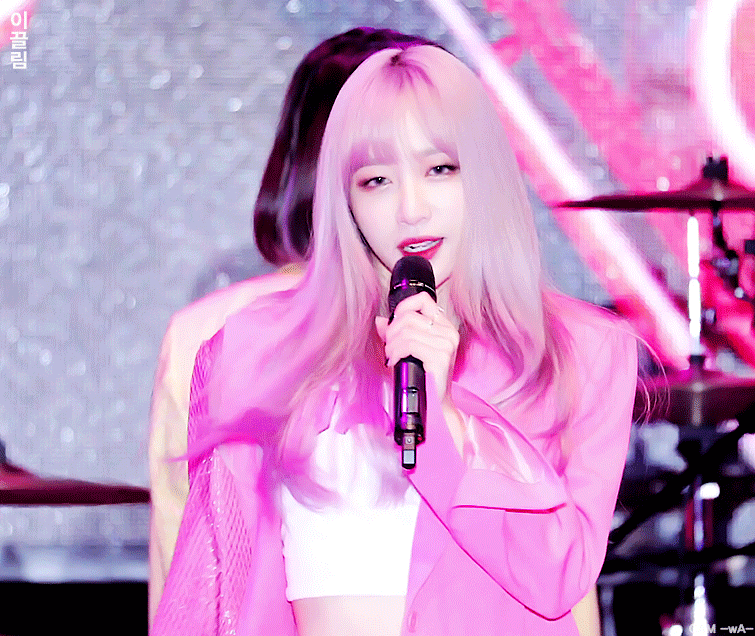 Hani (EXID) tẩy tóc đến chảy máu da đầu để có được màu tóc ảo diệu này
