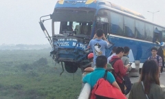 Thót tim xe khách gặp nạn vắt vẻo trên thành cầu Thanh Trì suýt rơi xuống sông, khách đập kính thoát thân