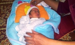 Mẹ bỏ con gái sơ sinh cạnh bể nước, viết thư nhờ nuôi hộ