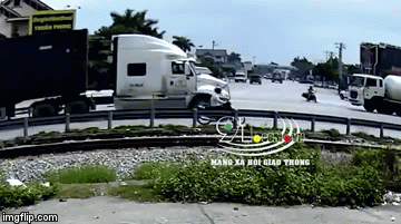 Video: Vừa rẽ sang đường, xe khách bị container đâm xoay ngược đầu lại giữa ngã ba