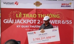 Chủ nhân của Jackpot 2 trị giá hơn 3,7 tỳ đồng đã đến nhận giải