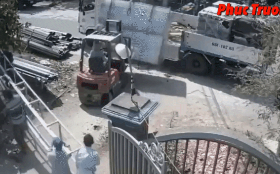 Video: Khoảnh khắc người đàn ông bị cả khối hàng đè bẹp và màn giải cứu hồi hộp