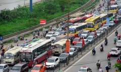 Dòng người đổ về Thủ đô khiến các tuyến đường cửa ngõ ùn ứ