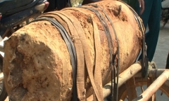 Liều lĩnh chở quả bom nặng 300kg còn nguyên kíp nổ đi bán