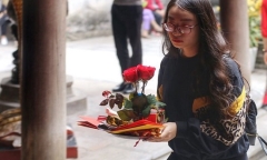 Lễ tình nhân 14/2, nam nữ kéo nhau tới chùa Hà cầu duyên mong 