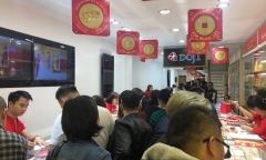 Cuối ngày vía Thần Tài, dân công sở kéo nhau đi mua vàng