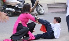 Bức ảnh bé trai “kéo co