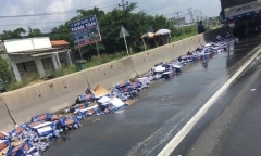 Tin tức tai nạn giao thông mới nhất hôm nay 18/8/2019: Xe chở bia gặp nạn, người dân hỗ trợ tài xế