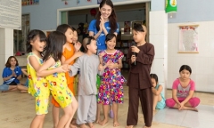 Á hậu Thuỳ Dung tự tay chuẩn bị lồng đèn, vui trung thu cùng trẻ em mồ côi