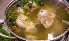 Cảnh báo bệnh về mắt cực dễ lây mạnh trong mùa hè, ai cũng nên biết cách xử trí