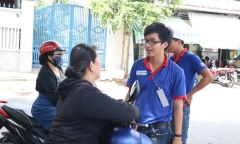 Tình nguyện viên “căng não” tìm nhà đưa thí sinh ngủ quên đến điểm thi