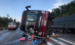 Tin tức tai nạn giao thông mới nhất hôm nay 22/7/2019: Xe khách đâm dải phân cách lật nghiêng trên quốc lộ