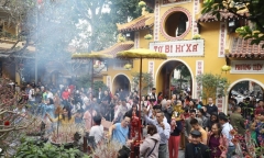 Người dân tấp nập đi chùa cầu may ngày đầu năm mới Kỷ Hợi 2019