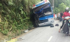 Xe chở học sinh đâm vào vách núi: Lái xe chủ động đâm vách núi