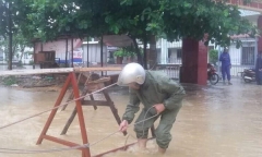 Mưa lớn, một học sinh lớp 6 bị cuốn xuống cống ở Hạ Long