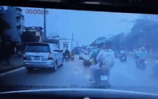 Video: Kẹp 3 gặp CSGT, cô gái nhảy phăng xuống xe khiến tài xế phía sau “tái mặt”