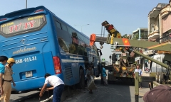 Xe khách bất ngờ lao lên dải phân cách, hành khách hoảng sợ