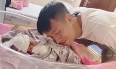 Trung vệ Bùi Tiến Dũng hạnh phúc đón con gái đầu lòng