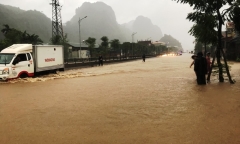 Quảng Ninh: Mưa lớn khiến nhiều nơi ngập sâu tới 2m, chia cắt quốc lộ 18A