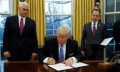 Tổng thống Mỹ Donald Trump chính thức ký sắc lệnh rút khỏi TPP