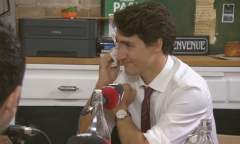 Thủ tướng Canada đầm đìa nước mắt ôn chuyện cũ với người Syria