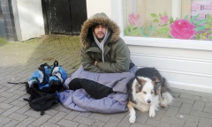 Câu chuyện về gã ăn mày tàn tật và bà lão 70 tuổi khiến ai cũng phải đỏ mặt